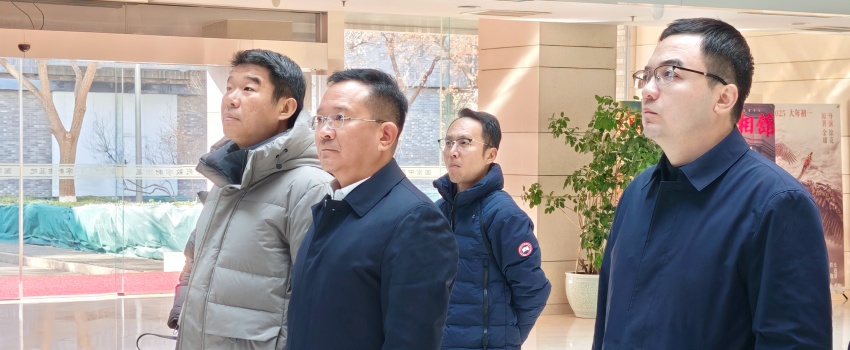 1圖為侯景濱在中影集團(tuán)參觀-周通攝.jpg